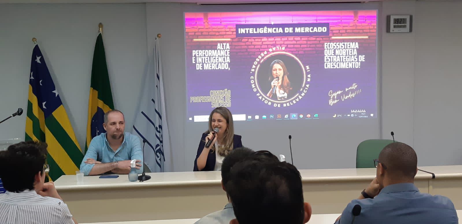 Rejane Duarte em mesa de evento sobre inteligência de mercado e ecossistema