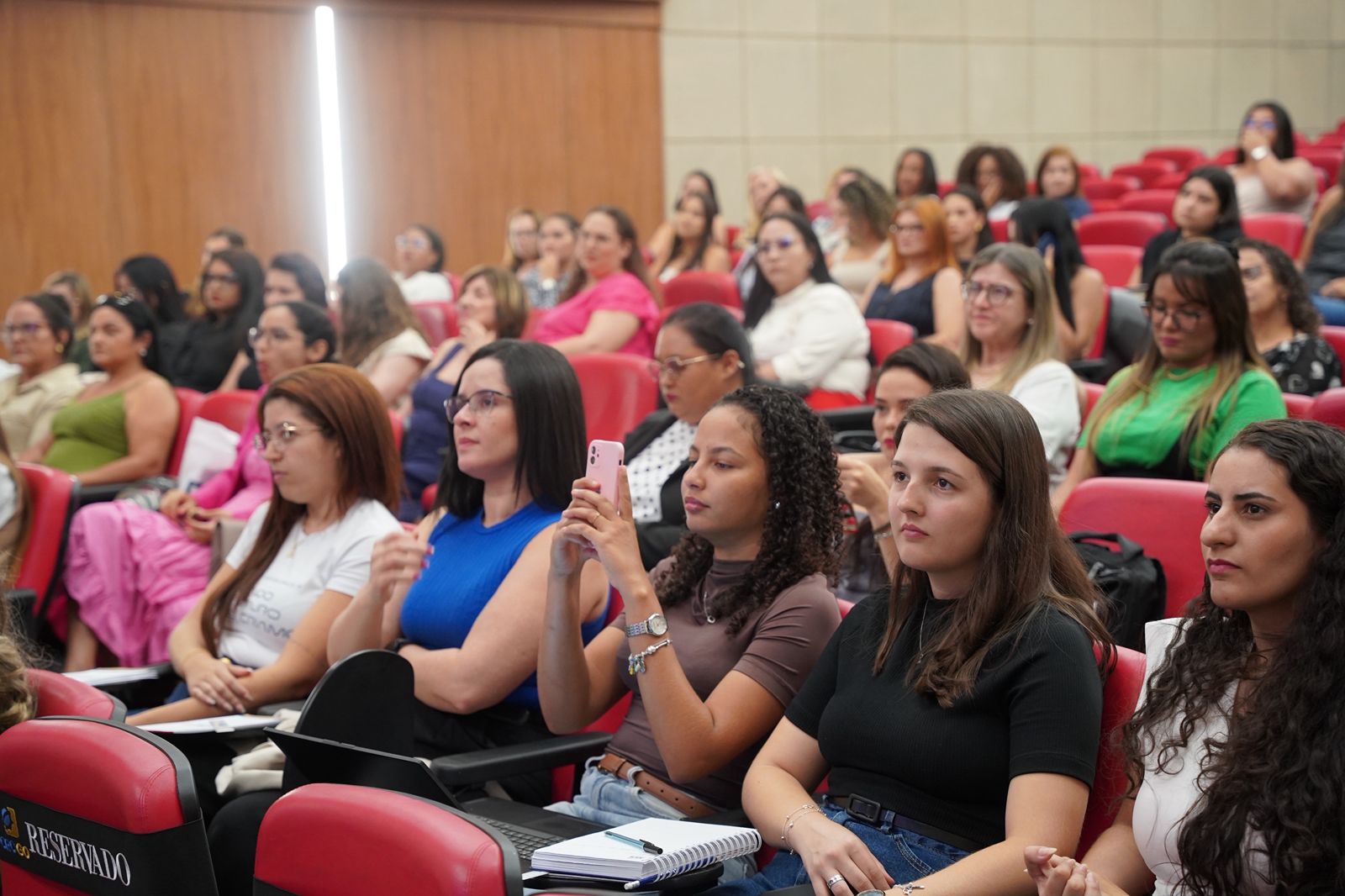 Público acompanhando a apresentação no auditório institucional