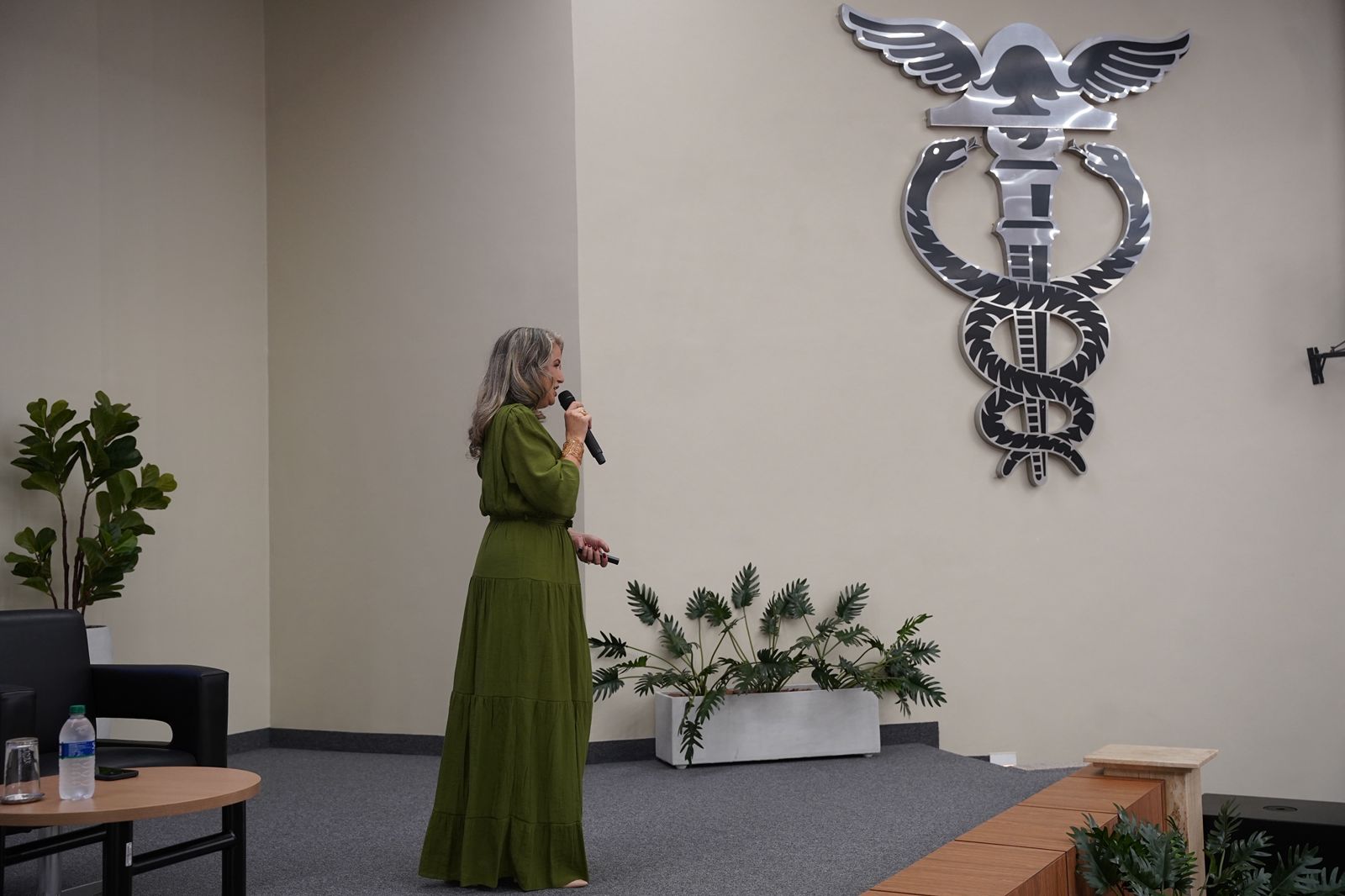 Rejane Duarte em apresentação no ambiente institucional da Contabilidade