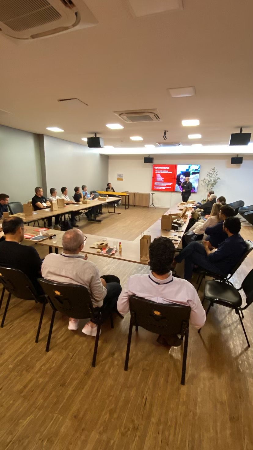 Reunião ampliada em formato de conselho, com participantes ao redor das mesas