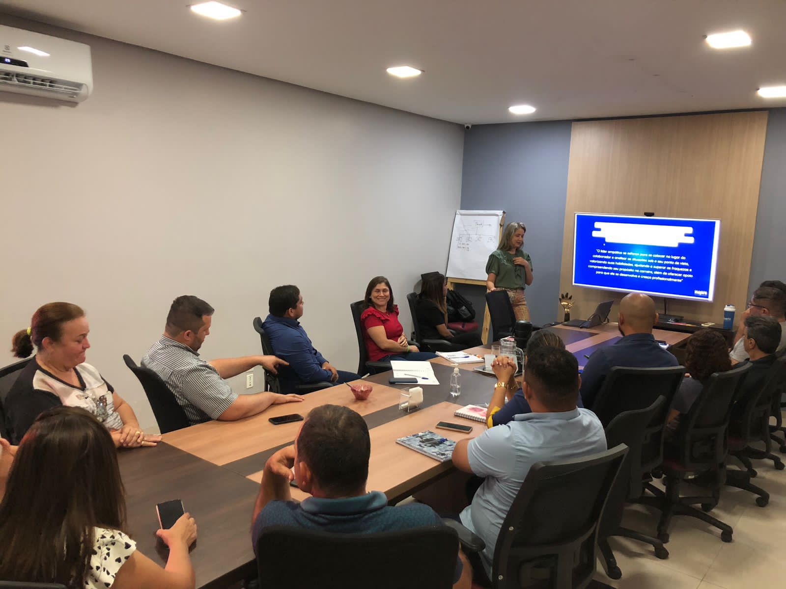 Rejane Duarte conduzindo discussão com grupo ao redor da mesa
