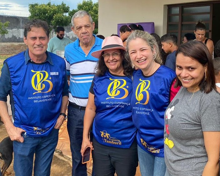Rejane Duarte com a equipe de camisetas azuis do Instituto Esperança Belavistense